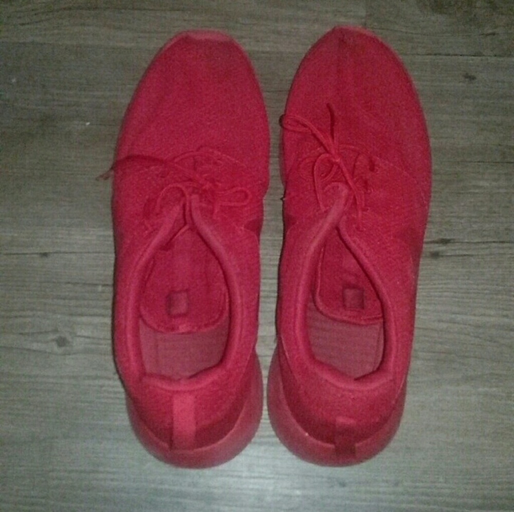 All red Nike Roshe